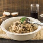 piatto di risotto tradizionale ai funghi freschi