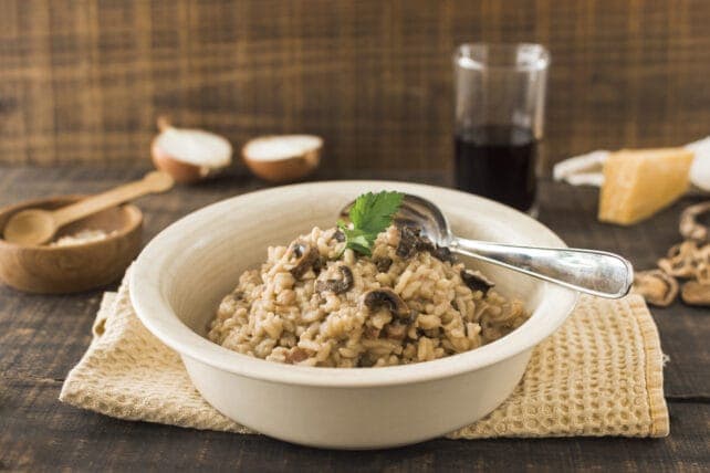 piatto di risotto tradizionale ai funghi freschi