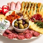 piatto di antipasto misto con salumi e formaggi