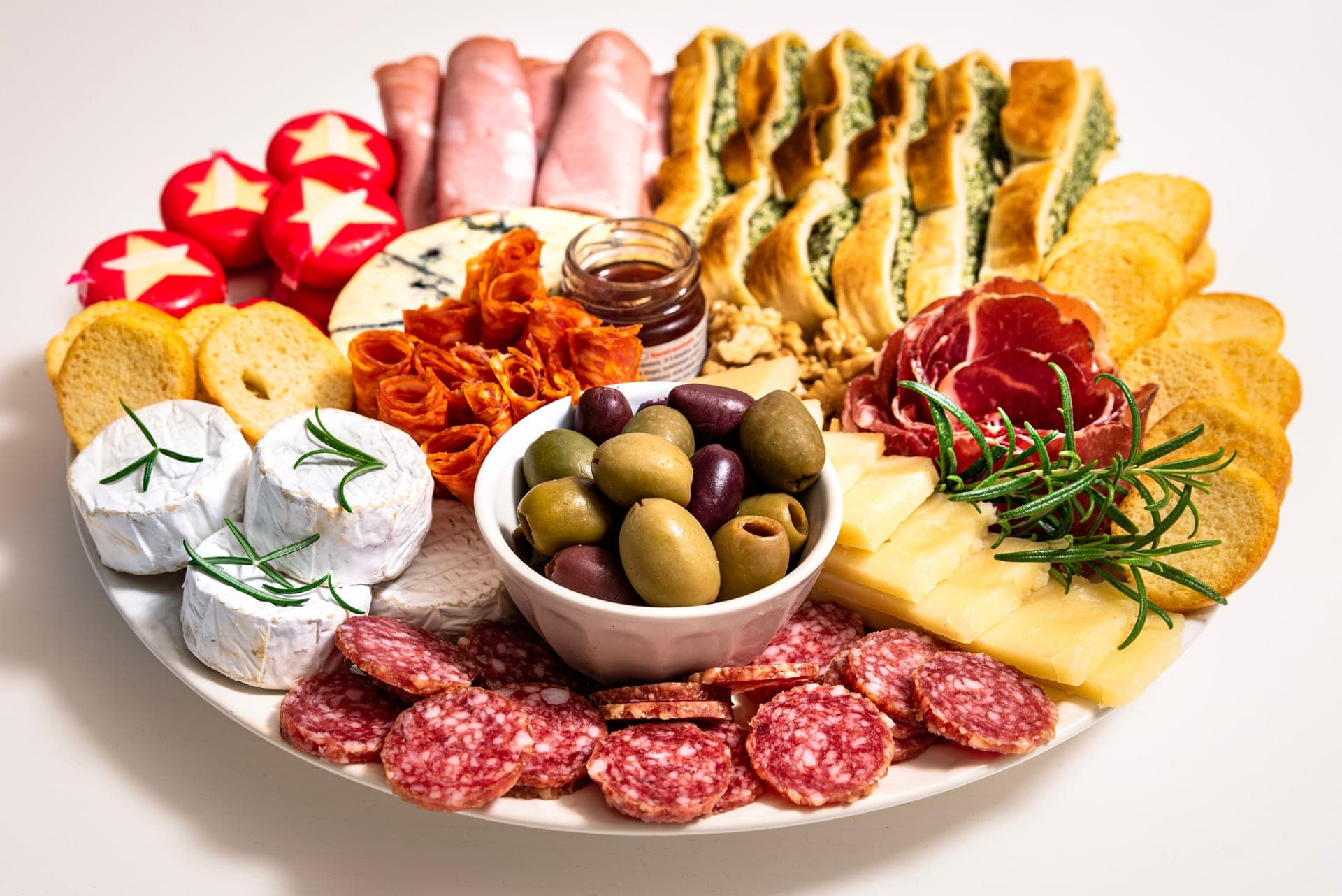 piatto di antipasto misto con salumi e formaggi