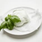 burrata fresca con basilico