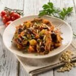 piatto di caponata di carciofi