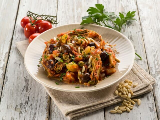 piatto di caponata di carciofi