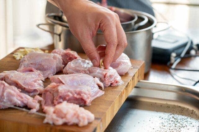 bocconcini di carne di lepre su tagliere in legno