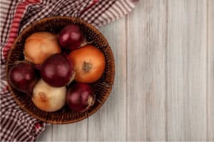 cestino con cipolle bianche e rosse