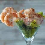 bicchiere da cocktail con scampi ed insalata