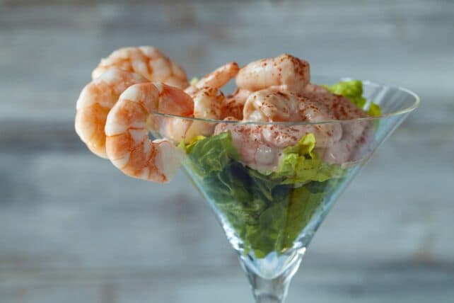 bicchiere da cocktail con scampi ed insalata