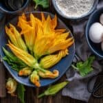 piatto con fiori di zucca freschi