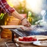 primo piano di barbecue con carne sulla griglia