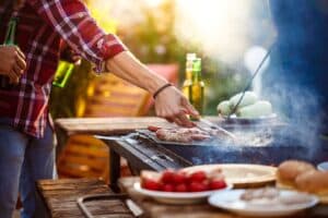 primo piano di barbecue con carne sulla griglia