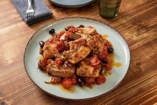 piatto di coniglio con pomodoro e olive