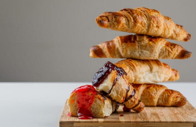 cornetti vegani su tagliere in legno