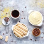 crema di mascarpone accompagnata da biscotti, caffè e cacao