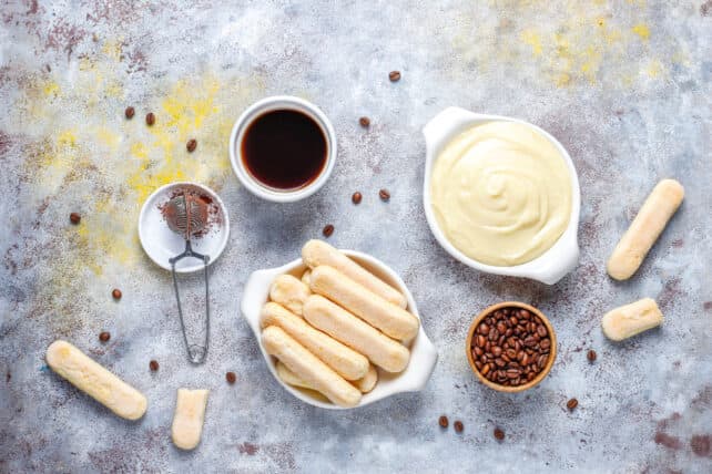 crema di mascarpone accompagnata da biscotti, caffè e cacao