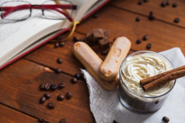 crema alla vaniglia con biscotti