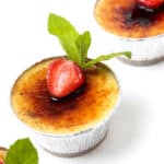 Coppette di crema catalana guarnite con fragole