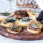 piatto di crostini al tartufo con pecorino e miele