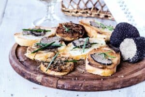 piatto di crostini al tartufo con pecorino e miele