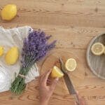 limoni e fiori di lavanda su tavolo in legno