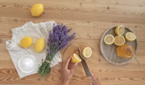 limoni e fiori di lavanda su tavolo in legno