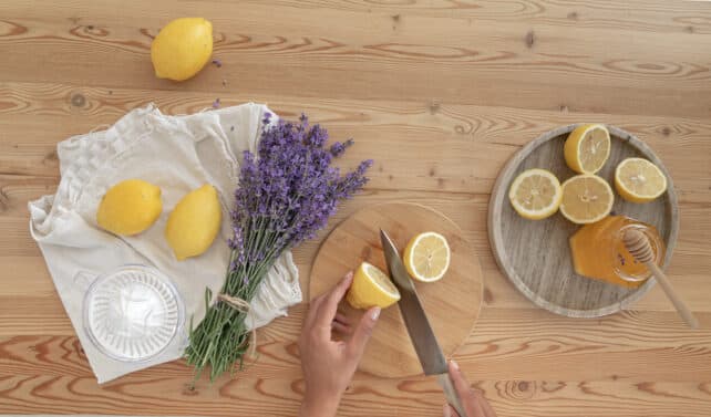 limoni e fiori di lavanda su tavolo in legno