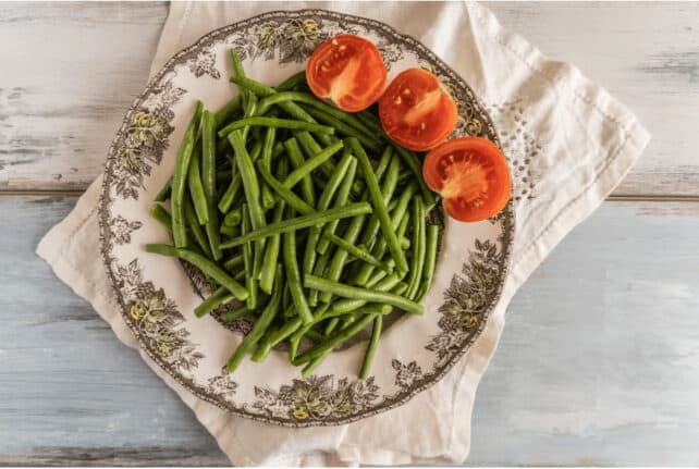 piatto di fagiolini freschi e pomodorini