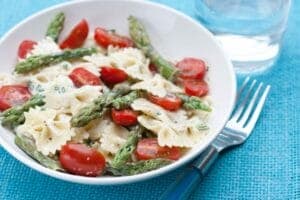 piatto di farfalle asparagi e pomodorini