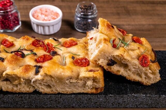 focaccia con pomodorini e rosmarino