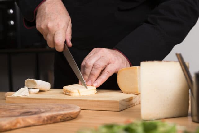 fontine da alpeggio su tagliere in legno