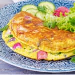 piatto di frittata con cipolle ed insalata