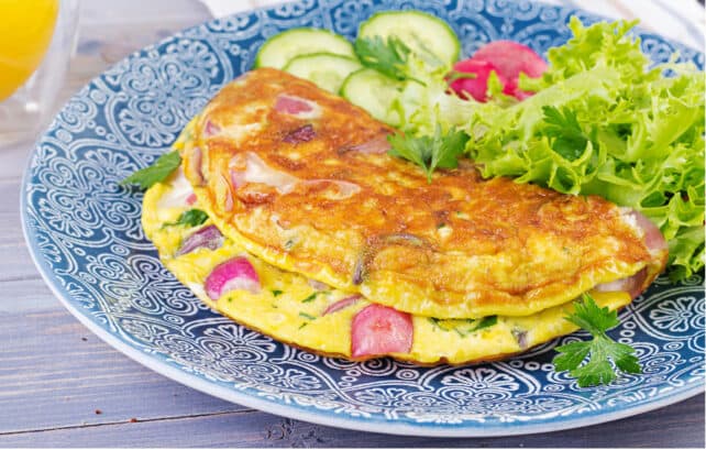 piatto di frittata con cipolle ed insalata