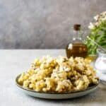 piatto di frittelle dolci con fiori di acacia