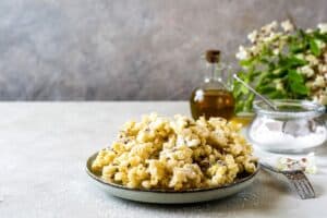 piatto di frittelle dolci con fiori di acacia