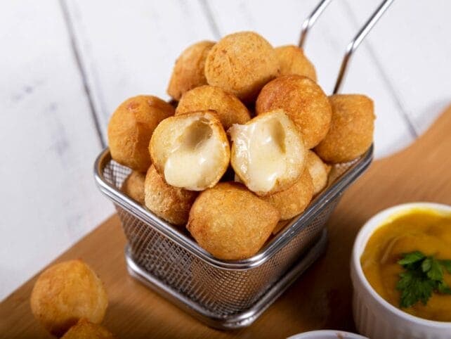 cestino con frittelle di fontina