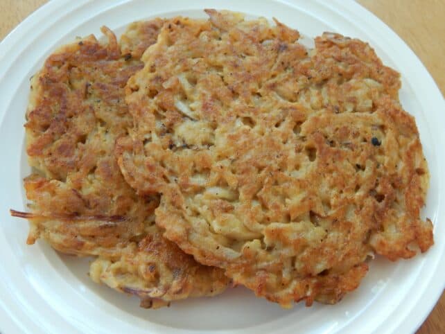 piatto con frittelle di patate e carciofi