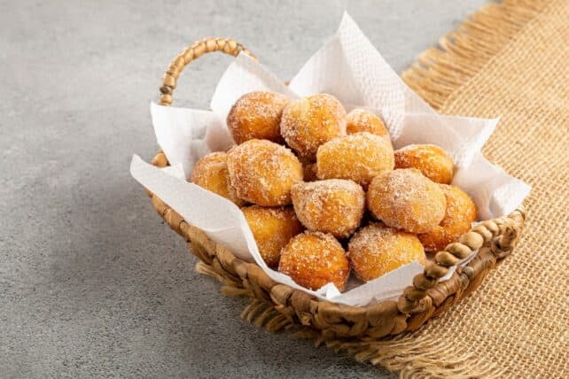 cestino con frittelle di carnevale