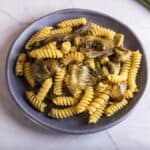 piatto di fusilli con carciofi