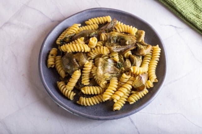 piatto di fusilli con carciofi