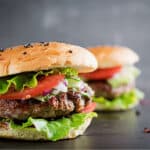 hamburger con carne, pomodoro ed insalata