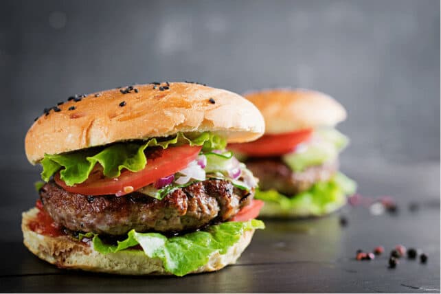 hamburger con carne, pomodoro ed insalata