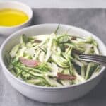 Insalata fresca con carciofi e puntarelle