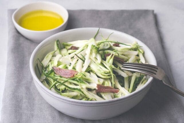 Insalata fresca con carciofi e puntarelle