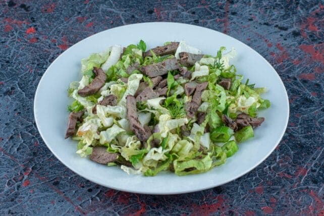 piatto di insalata verde con straccetti di carne