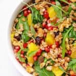 Piatto di insalata di farro