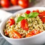 Insalata di farro con pest o e pomodori pachino