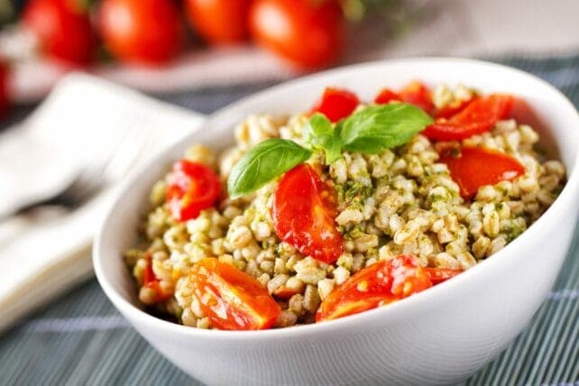 Insalata di farro con pest o e pomodori pachino