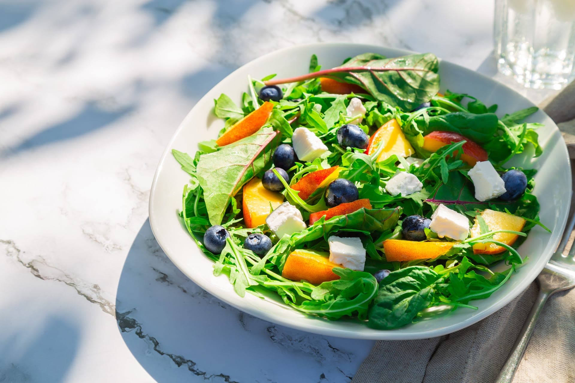 piatto di insalata fresca di germogli