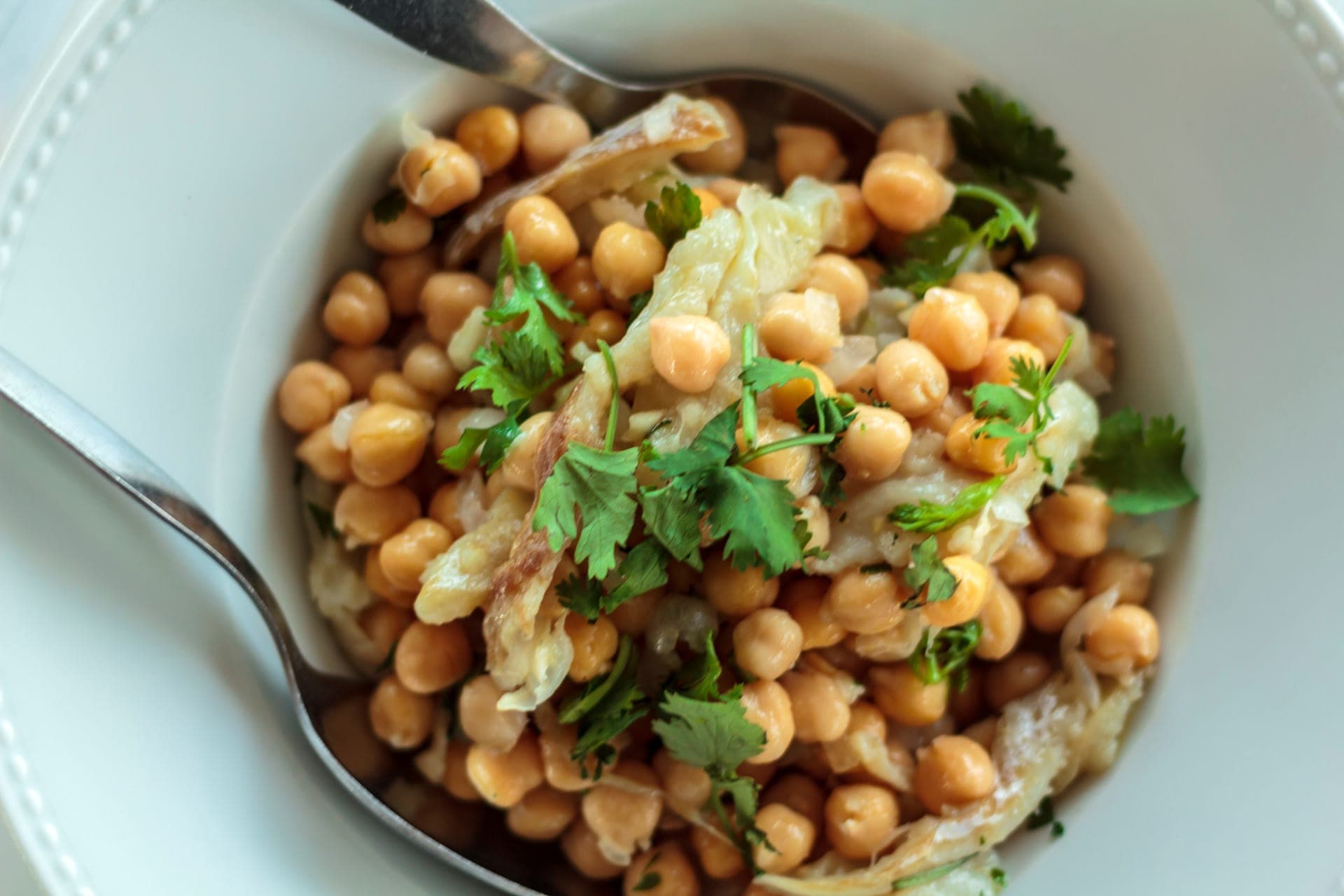 piatto di insalata a base di merluzzo e ceci