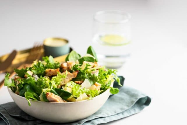 Piatto di insalata verde e straccetti di pollo