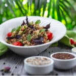 piatto di insalata a base di quinoa, verdure e noci